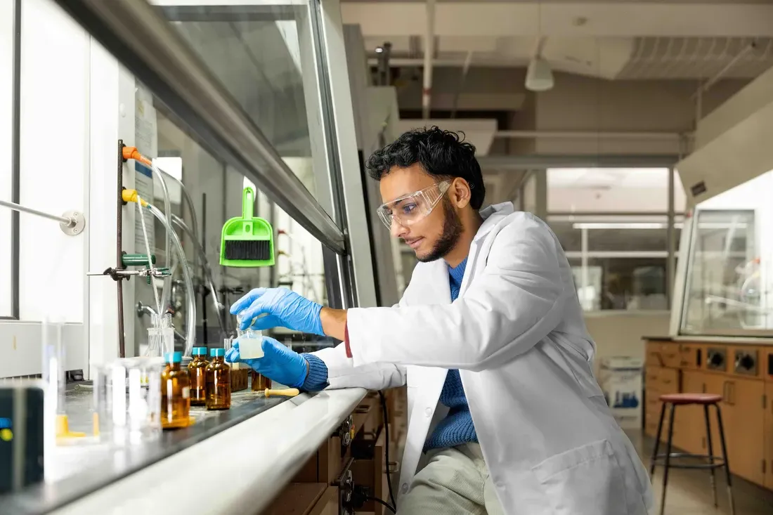 Ahmed Fakhr ’25 working in a laboratory.